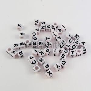 Koraliki Literki plastikowe 6 x 6 mm
