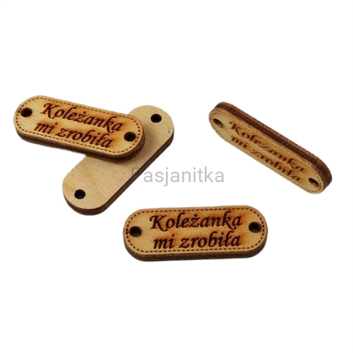 Guzik drewniany "Koleżanka mi zrobiła" 3,2 cm x 1,2 cm