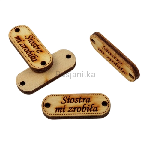 Guzik drewniany "Siostra mi zrobiła" 3,2 cm x 1,2 cm