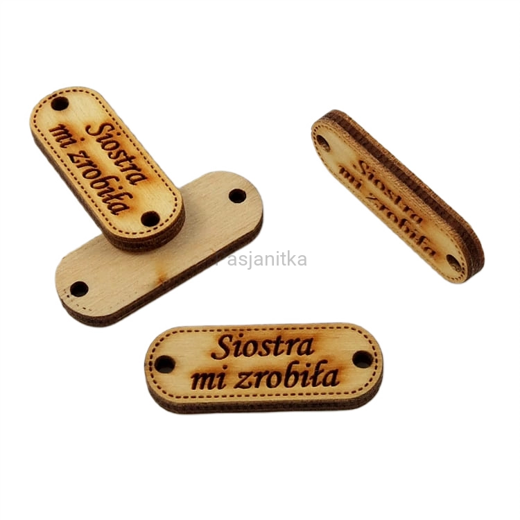 Guzik drewniany "Siostra mi zrobiła" 3,2 cm x 1,2 cm