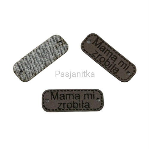 Metka ekoskóra "Mama mi zrobiła" / 3 cm x 1,1 cm / szary